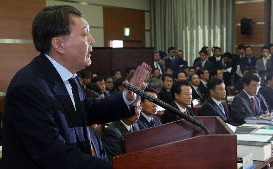 2013년 10월 21일 당시 국정원 댓글사건 수사팀장이었던 윤석열 대통령이 서울고등검찰청에서 열린 법사위 국정감사에서 의원들의 질문에 답변하던 모습. 중앙포토