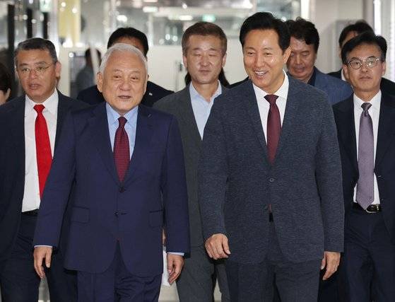 오세훈 서울시장(오른쪽)과 김한길 국민통합위원장이 지난 8월 2일 오전 서울시청에서 열린 '사회갈등 치유와 국민통합 증진을 위한 업무협약 및 지역협의회 출범식'에 참석하고 있다. 연합뉴스