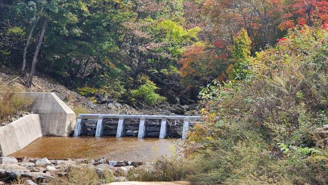 ▲ 13일 양구군 동면 비아리 산1번지에 위치한 비아댐으로 상류의 비아천 물이 사방댐을 거쳐 흘러들고 있다.