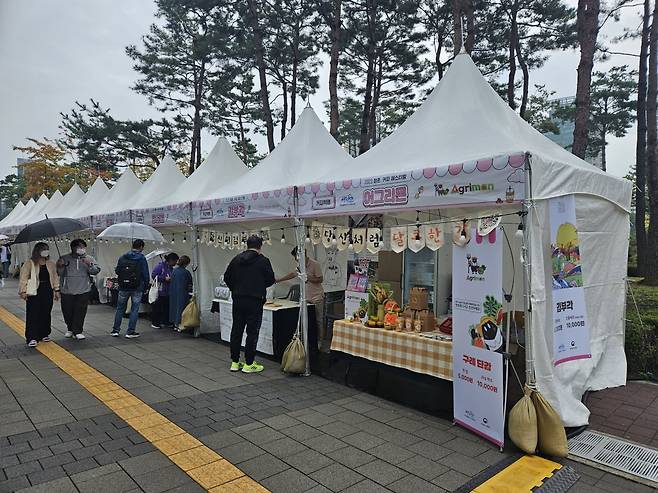 14일부터 양일간 잠실 롯데타워 인근에서 열리는 2023 청춘, 커피 페스티벌에 참여한 부스 전경. 양지윤 기자