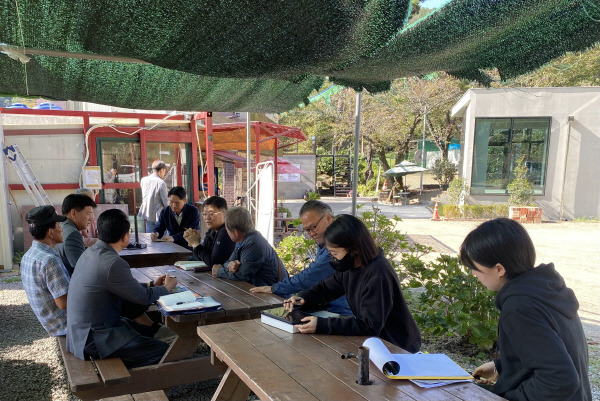 양산시가 그린벨트와 상수원보호구역 등 이중규제로 고통받는 동면 5개 마을 지역발전 방안을 마련키로 하고  용역수행 업체와 함께 주민 간담회를 갖고있다. 양산시 제공