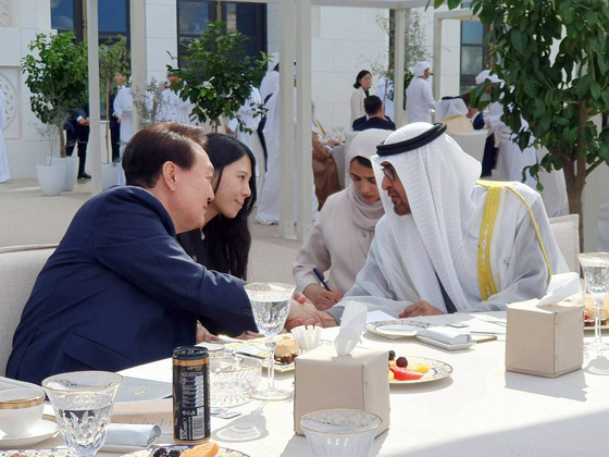 President Yoon Suk Yeol, left, and UAE President Mohammed bin Zayed Al Nahyan during a luncheon on Jan. 16 after a bilateral summit in Abu Dhabi.[YONHAP]