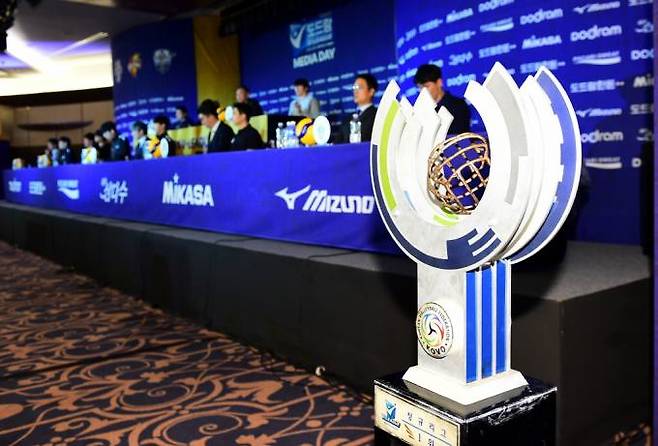 한국배구연맹(KOVO)의 정규리그 1위 트로피. 한국배구연맹(KOVO)