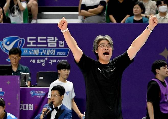 OK금융그룹의 오기노 마사지 감독. 한국배구연맹(KOVO)