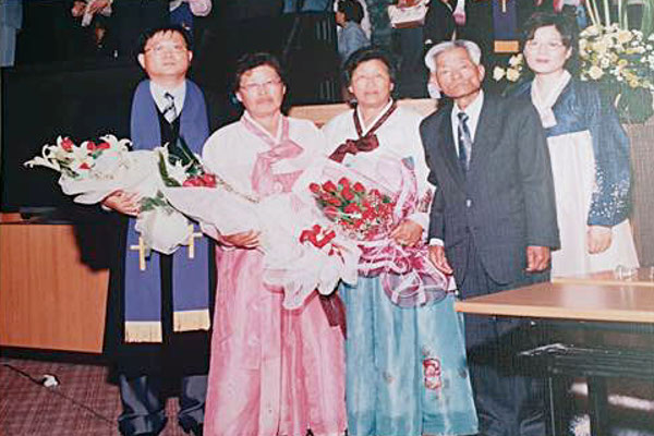 2004년 이형노 목사가 목사 안수를 받던 날 장모님과 부모님, 백경희 사모와 함께했다.