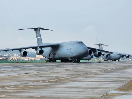 현존 세계 최대 수송기인 미 공군 C-5M 갤럭시가 14일 경기 성남 서울공항 활주로에 처음 모습을 드러냈다 .오는 17일 개막되는  역대 최대 규모의 ‘서울 국제 항공우주 및 방위산업 전시회(서울 ADEX)’에서 일반에 처음 공개된다.  디펜스타임즈 제공