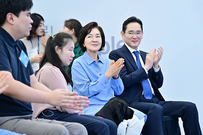 지난달 19일 삼성화재 안내견학교에서 열린 안내견 30주년 기념 행사에 참석한 이재용(오른쪽부터) 삼성전자 회장과 홍라희 전 삼성미술관 리움 관장, 시각장애인 파트너들의 모습 [삼성 제공]