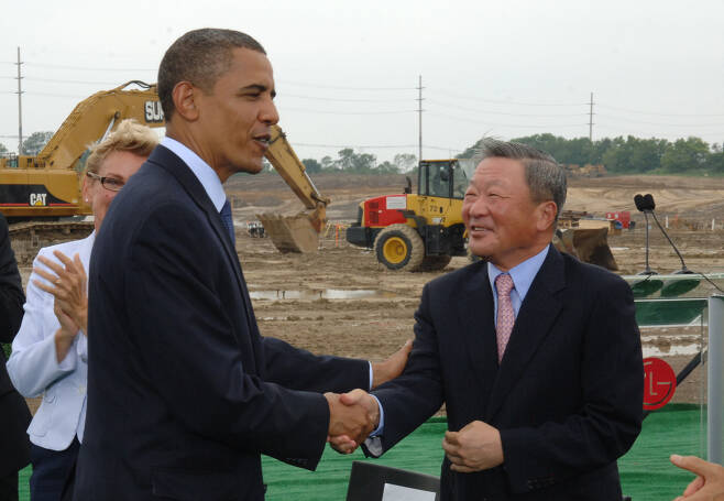 2010년 7월 LG에너지솔루션(당시 LG화학) 홀랜드 공장 기공식에서 고 구본무 LG그룹 선대회장이 오바마 전 미국 대통령과 악수하고 있다. [LG그룹 제공]