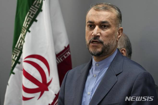 [베이루트(레바논)=AP/뉴시스]호세인 아미르압둘라히안 이란 외무장관이 13일 베이루트에서 기자회견을 하고 있다. 그는 14일 이스라엘에 가자지구 공격 중단을 요구하면서 "헤즈볼라가 전투에 참가하면 전쟁이 중동의 다른 지역으로 확대될 것이며, 이스라엘은 '대지진'을 겪게 될 것"이라고 경고했다. 2023.10.14.