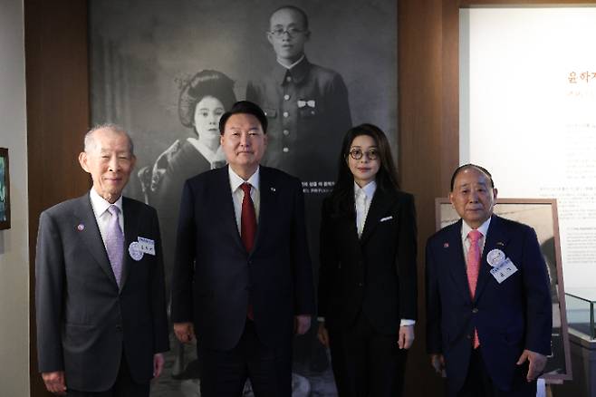 윤석열 대통령과 김건희 여사가 13일 전남 목포 공생원에서 열린 공생복지재단 설립 95주년 기념식 참석에 앞서 윤치호·윤학자 기념관을 돌아본 뒤 기념촬영을 하고 있다. 왼쪽부터 신승남 공생복지재단 이사장, 윤 대통령, 김 여사, 윤기 공생복지재단 회장. 대통령실 제공