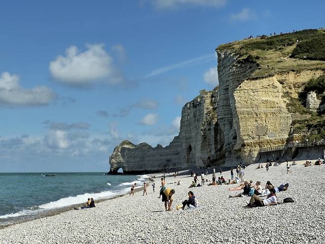 에트르타 해안과 아기 코끼리 다몽 절벽.