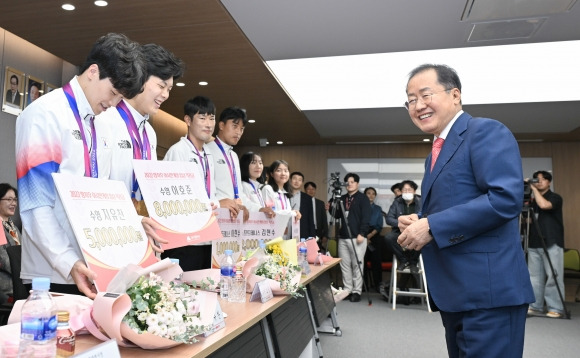 홍준표 대구시장이 10일 오후 항저우 아시안게임에서 우수한 성적을 거둔 시 소속 메달리스트들을 초청해 축하행사를 열었다. 2023.10.10. 대구시 제공