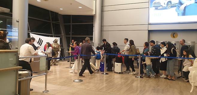 우리 정부가 마련한 군수송기에 오르기 위해 이스라엘에 머물던 한국 국민들이 벤구리온 국제공항 탑승구에서 이동하고 있다.[탑승한 한국 관광객 현지 제공]