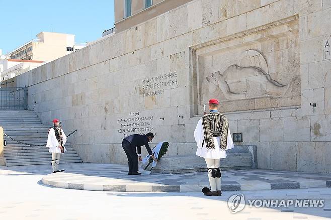 그리스 무명용사비 헌화하는 한덕수 총리 (서울=연합뉴스) 유럽 4개국을 순방 중인 한덕수 국무총리가 13일(현지시간) 그리스 아테네 무명 용사비를 찾아 헌화하고 있다. 2023.10.13 
    [국무총리실 제공. 재판매 및 DB 금지] hkmpooh@yna.co.kr