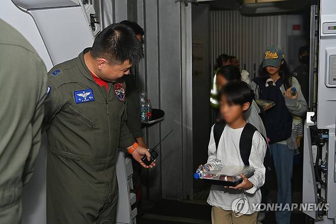 국방부, '이스라엘-하마스 무력충돌 관련 재외국민 군 수송기 투입' (서울=연합뉴스) 정부가 팔레스타인 무장 정파 하마스의 기습 공격을 받은 이스라엘에 군 수송기를 파견해 한국인 163명을 대피시켰다.
    공군 제5공중기동비행단 소속 KC-330 조종사 박종현 소령이 탑승을 안내하고 있다.
    공군의 KC-330 '시그너스' 다목적 공중급유 수송기는 이스라엘 현지시간으로 13일 오후 텔아비브 벤구리온 공항에 도착한 뒤 14일 자정 무렵 한국으로 출발했다.
    수송기는 이날 밤늦게 성남서울공항에 도착할 예정이다. 2023.10.14 [국방부 제공. 재판매 및 DB 금지] photo@yna.co.kr