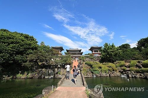 새파란 가을 하늘 아래 약천사 탐방 (서귀포=연합뉴스) 박지호 기자 = 14일 오전 제주 서귀포시 대포동 약천사를 찾은 관광객들이 경내를 둘러보고 있다. 2023.10.14