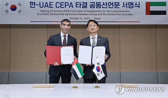 한-UAE 포괄적경제동반자협정 타결 공동선언문 서명식 (서울=연합뉴스) 홍해인 기자 = 안덕근 산업통상자원부 통상교섭본부장이 14일 오후 서울 중구 대한상공회의소에서 타니 빈 아흐메드 알 제유디 아랍에미리트(UAE) 경제부 대외무역 특임장관과 한-UAE 포괄적경제동반자협정(CEPA) 서명식을 갖고 기념촬영을 하고 있다. 2023.10.14 hihong@yna.co.kr