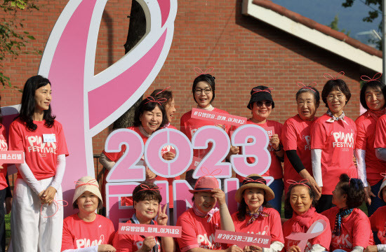 윤석열 대통령 부인 김건희 여사가 15일 서울 용산공원 장교숙소 5단지에서 한국유방건강재단, 대한암협회, 한국유방암학회 주최로 열린 ‘2023 핑크 페스티벌’에서 참석자들과 기념 촬영을 하고 있다. (사진=연합뉴스)