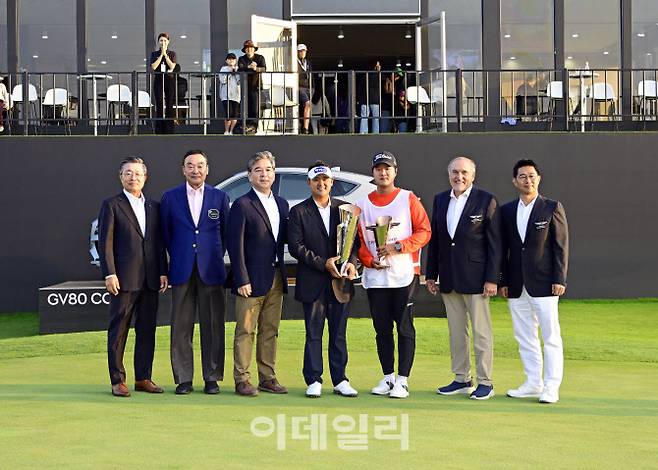 장재훈(왼쪽 세번째) 현대자동차 사장이 15일 인천 송도 ‘잭 니클라우스 골프클럽 코리아’에서 열린 한국프로골프협회(KPGA) ‘2023 제네시스 챔피언십’에서 우승을 거머쥔 박상현(왼쪽 네번째)에게 챔피언십 트로피를 전달하며 기념촬영을 하고 있다. (사진=현대차)