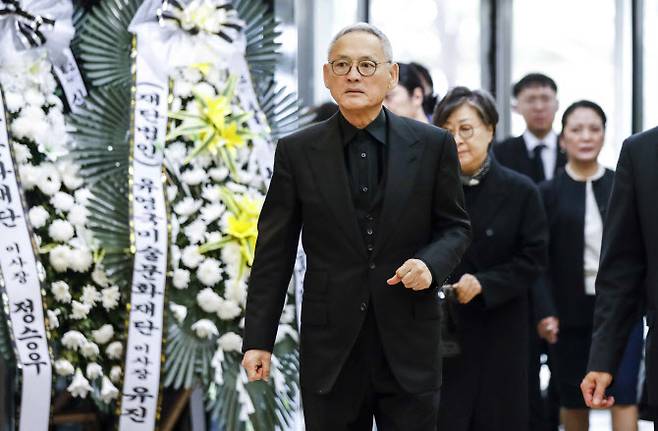 유인촌 문화체육관광부 장관이 15일 서울 종로구 서울대학교병원 장례식장에 마련된 고 박서보 화백 빈소를 찾아 조문하고 있다(사진=뉴시스).