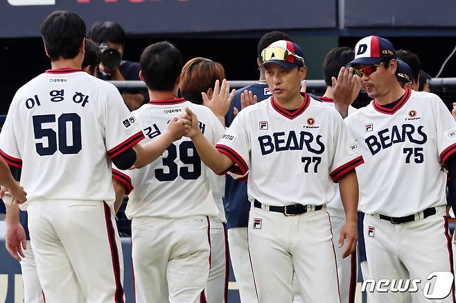 10일 오후 서울 송파구 잠실야구장에서 열린 프로야구 '2023 신한 SOL KBO리그' 삼성 라이온즈와 두산 베어스의 경기에서 삼성을 상대로 8대2 승리를 거둔 두산 이승엽 감독이 선수들을 격려하고 있다. 2023.9.10/뉴스1 ⓒ News1 구윤성 기자