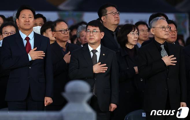 오세훈 서울시장(왼쪽부터), 최응천 문화재청장, 유인촌 문화체육관광부 장관이 15일 오후 서울 종로구 광화문광장에서 열린 ‘광화문 월대 및 현판 복원 기념식’에서 국민의례를 하고 있다. 행사는 광화문 제 모습 찾기를 시작으로 그동안 추진된 월대와 현판 복원이 마무리됐음을 국민들에게 알리고 기념하기 위해 '광화문 월대 새길맞이'라는 슬로건으로 마련됐다. 2023.10.15/뉴스1 ⓒ News1 김진환 기자