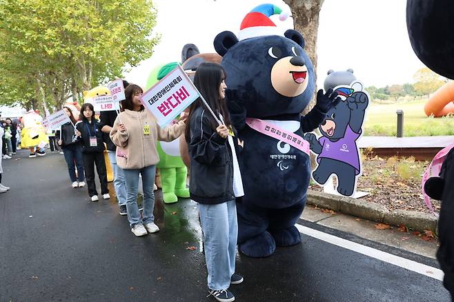 14일과 15일 용산 어린이정원에서 열린 우리동네 캐릭터 축제에서 반다비가 퍼레이드에 참가하고 있다. 사진제공 | 대한장애인체육회