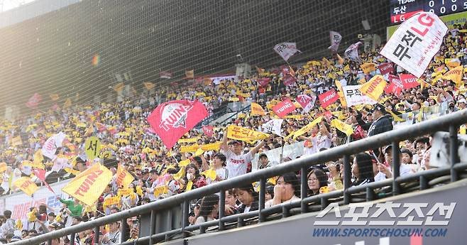 15일 서울잠실야구장에서 열린 두산과 LGA의 경기, 마지막 홈경기를 찾은 LG팬들이 응원전을 펼치고 있다.  잠실=최문영 기자deer@sportschosun.com /2023.10.15/