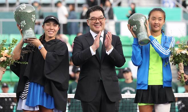 15일 서울 송파구 올림픽공원 테니스코트에서 열린 여자 프로테니스(WTA) 투어 하나은행 코리아오픈 2023 단식 결승전에서 우승을 차지한 미국 제시카 페굴라(맨 왼쪽)와 준우승을 차지한 중국 위안웨가 이은형(가운데) 하나금융그룹 부회장과 기념촬영 하고 있다. /뉴시스