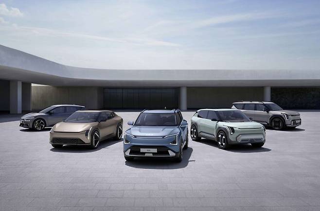 (왼쪽부터) EV6 GT, EV4 콘셉트, EV5, EV3 콘셉트, EV9 GT 라인. 홀수 차종과 짝수 차종간 형태에서 확연한 차이를 보인다. ⓒ기아