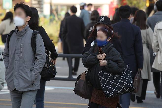 서울 종로구 광화문 일대에서 시민들이 두꺼운 외투를 입고 출근하고 있다.(자료사진) ⓒ데일리안 DB