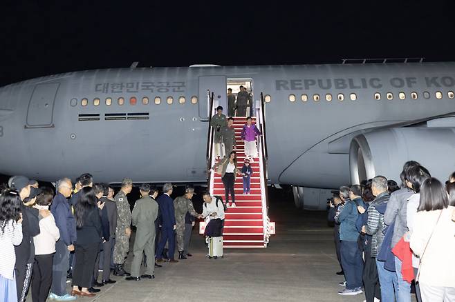 이스라엘-하마스 간 분쟁이 계속되는 가운데 14일 밤 경기 성남 서울공항에 도착한 KC-330(시그너스) 군 수송기에서 이스라엘 교민들이 내리고 있다. 구조 인원은 우리 국민 163명과 일본인 51명, 싱가포르인 6명 등 총220이다. 2023.10.15.사진공동취재단