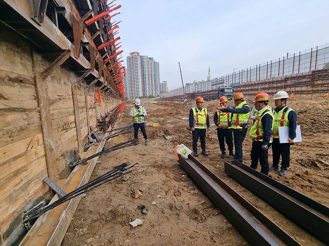 지난 13일 서울 송파구 위례선 도시철도 건설공사 현장을 임직원들이 점검하고 있다. 한신공영 제공