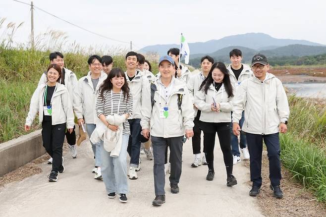 김윤 삼양홀딩스 회장(앞줄 왼쪽 두번째)이 지난 13일 임직원들과 함께 전북 고창 해리염전 둘레길 트레킹을 하고 있다. 삼양그룹 제공