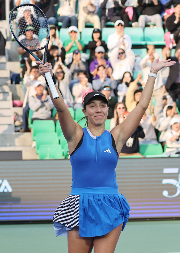 페굴라가 15일 서울 송파구 올림픽공원 테니스장에서 열린 2023 여자프로테니스(WTA) 투어 하나은행 코리아오픈 단식 결승에서 우승한 뒤 기뻐하고 있다. 사진=연합뉴스