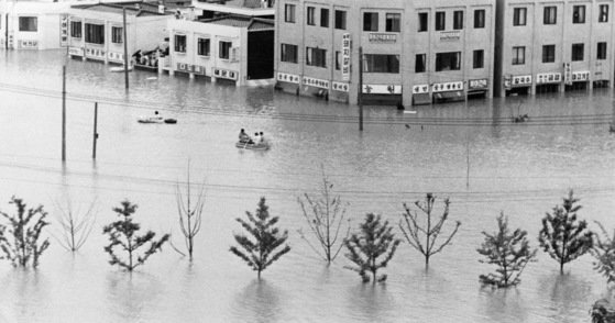 1984년 9월 홍수 때 상가건물 1층 천장까지 차버린 서울 성내동에서 고무보트를 탄 주민들이 물건을 실어나르고 있다. [중앙포토]