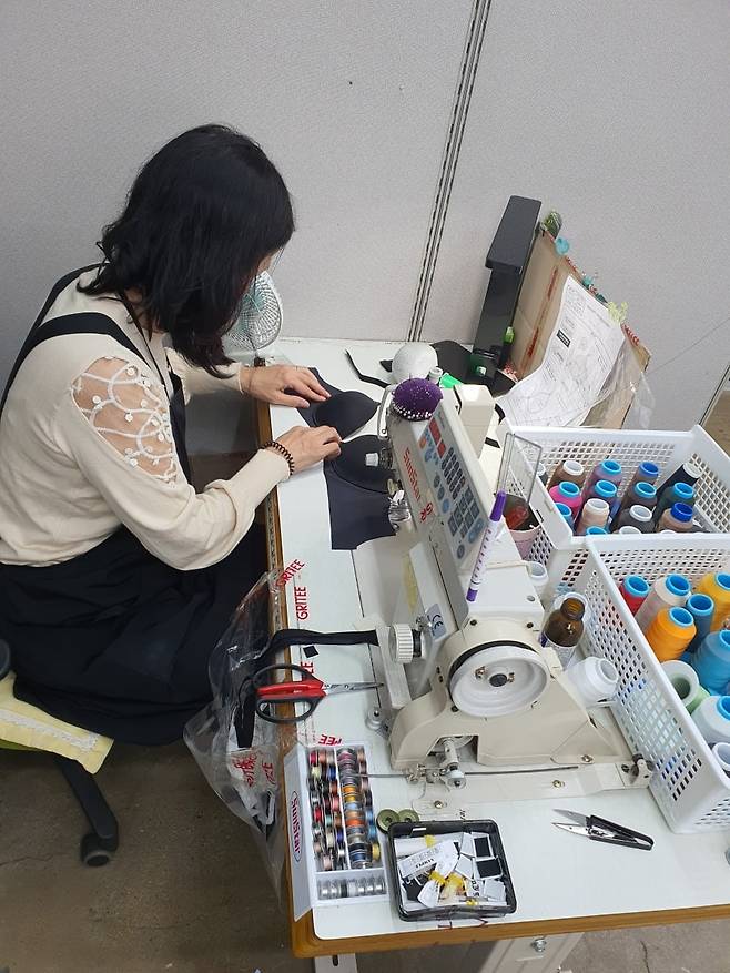 박주옥 C&S 차장이 재봉틀로 감탄브라 제작을 하고 있다. 윤현주 기자