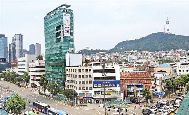 서울 용산구 갈월동 한강대로변에서 남산을 바라보고 촬영한 사진. 한강대로와 남산 사이로 후암동 일대가 보인다. /. 김범준 기자