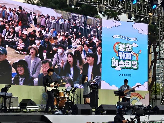 15일 '2023 청춘, 커피 페스티벌'에서 싱어송라이터 이바다가 관객들의 호응을 유도하고 있다.  /안시욱 기자