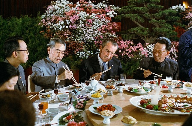 리처드 닉슨의 중국 방문은 중국요리에 관한 인식과 문화도 바꿨다. 포크와 나이프로 중국요리를 먹던 미국인들이 젓가락을 들었다. 직장인들은 점심 때 차이나타운을 찾았다. 사진은 1972년 2월 26일 연회 때 닉슨(가운데)이 젓가락질을 하는 장면이다. 왼쪽이 중국 총리 저우언라이다. 출처: 위키미디어 공용