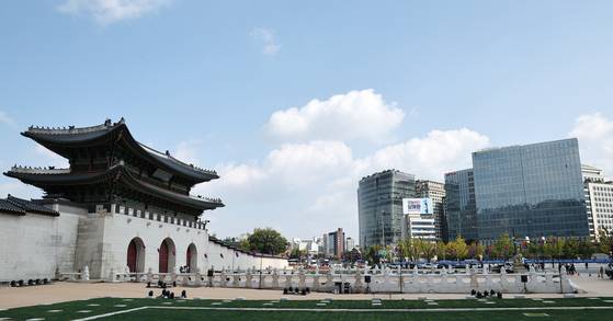 The newly restored woldae, a wide platform that leads up to the Gwanghwamun of Gyeongbok Palace, gets ready to be unveiled to the public on Sunday, together with its new signboard. [YONHAP]