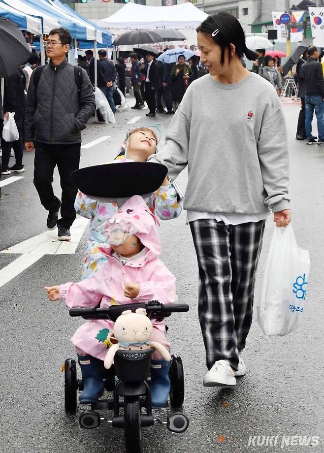 성북동에 거주하는 손효리 씨가 어린 자녀들과 함께 바자회 행사장을 둘러보고 있다.