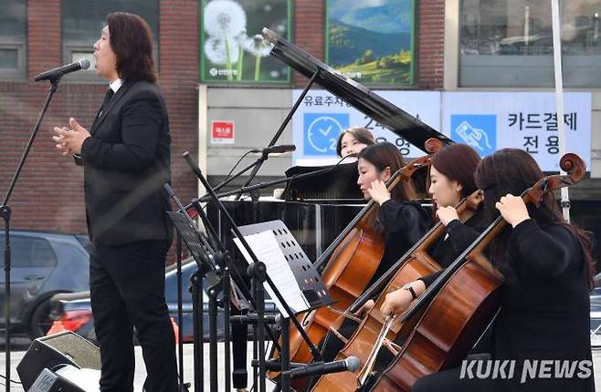 테너 최원혁과 첼로앙상블의 공연