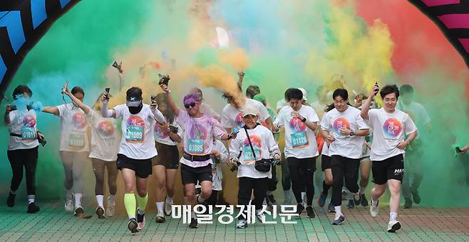 15일 서울 송파구 올림픽공원에서 체육의날을 기념해 열린 ‘더 컬러런’ 참가자들이 컬러분말을 뿌리며 힘차게 출발하고 있다. 2023.10.15.[이충우기자]