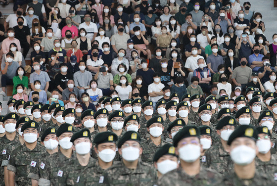 (논산=뉴스1) 김기태 기자 = 29일 충남 논산 육군훈련소 연무관에서 열린 22-37기 26교육연대 2교육대 신병 수료식에서 장병들이 도열해 있다.  이번 수료식을 마친 2개 교육기수 훈련병 총 1701명은 18개월간 국방의 의무를 수행하게 된다. 2022.6.29/뉴스1