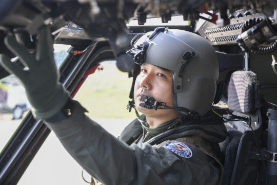 해군항공사 이보찬 소령이 포항 해군비행기지 임무 투입 전 해상기동헬기(UH-60) 조종석에 앉아 헬기를 점검하고 있다.해군 제공