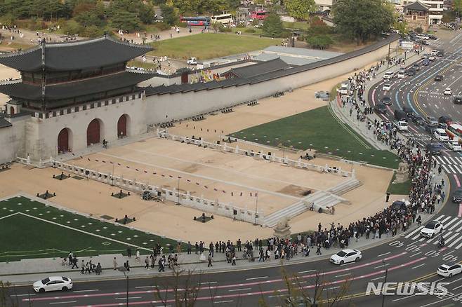 [서울=뉴시스] 김명원 기자 = 15일 서울 종로구 '광화문 월대' 앞에서 시민들이 살펴보고 있다. 서울시와 문화재청은 이날 오후 '광화문 월대 새길맞이' 행사를 열고 월대 및 주변부 광장을 공개한다. 2023.10.15. kmx1105@newsis.com