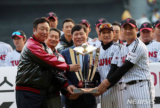 [서울=뉴시스] 김명년 기자 = 15일 오후 서울 송파구 잠실야구장에서 열린 2023 신한 KBO리그 LG 트윈스와 두산 베어스의 경기가 끝난 후 열린 LG 트윈스 우승 트로피 전달식에서 차명석 단장, 김인석 대표, 허구연 총재, 염경엽 감독, 오지환이 트로피를 들고 기념촬영을 하고 있다. 2023.10.15. kmn@newsis.com