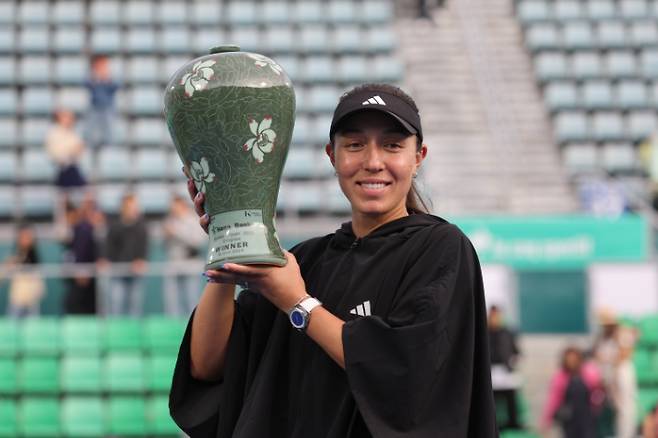 15일 오후 서울 송파구 올림픽공원 테니스장에서 열린 2023 여자프로테니스(WTA) 투어 하나은행 코리아 오픈 단식 우승을 차지한 미국 제시카 페굴라가 기념 촬영하고 있다. 연합뉴스