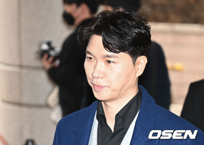 [OSEN=김성락 기자] 15일 오후 개그맨 박수홍이 친형 부부의 횡령 혐의 재판 증인으로 서울 마포구 서울 서부지방법원으로 출석했다. 개그맨 박수홍이 법원으로 들어서고 있다. 2023.03.15 /ksl0919@osen.co.kr